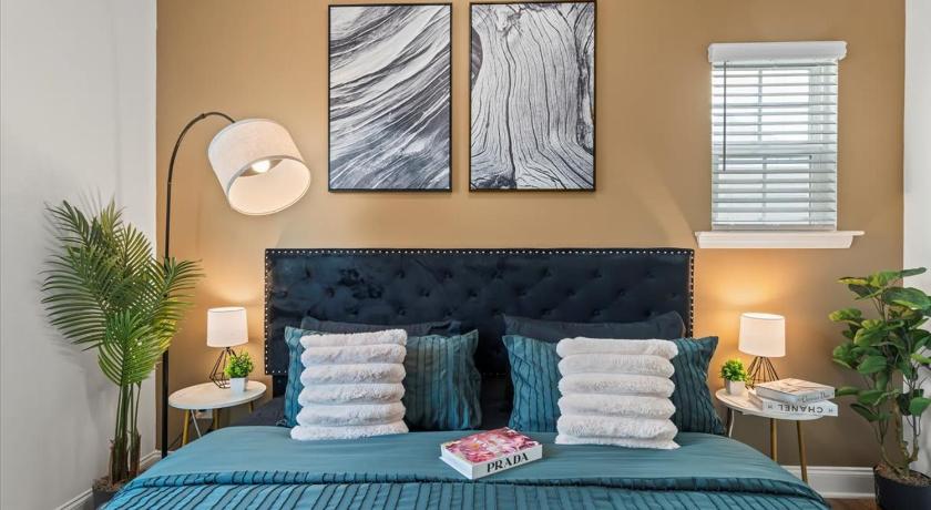 Luxe King 3BR Townhouse Mins to Uptown Charlotte!