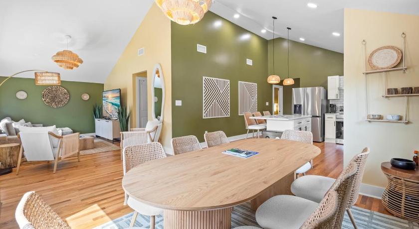 Boho 5BR Modern Villa w Hot Tub, Grill, Patio and Backyard