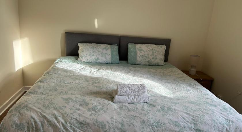 Spacious room close to tram