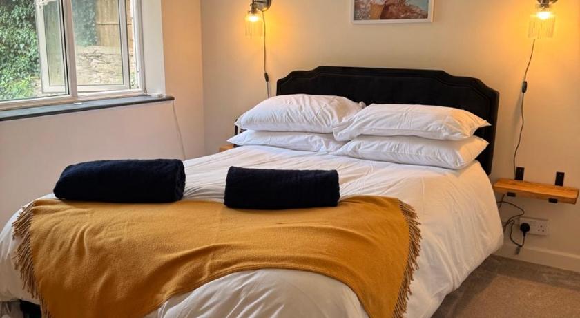Cosy One-Bedroom Retreat with Parking