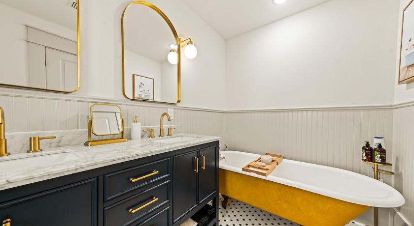 Downtown Bungalow with Hot Tub!