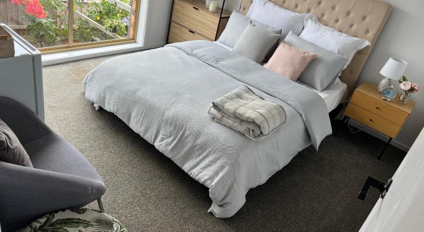 Guest Suite with Private Entry- 6 mins to Airport