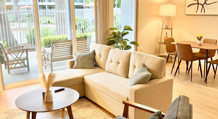 Cozy Oceanfront Pool view Condo in Marina Del Rey