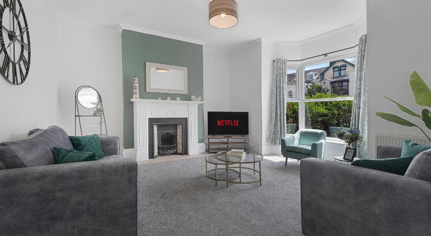 Spacious! 6BR in Beach Road