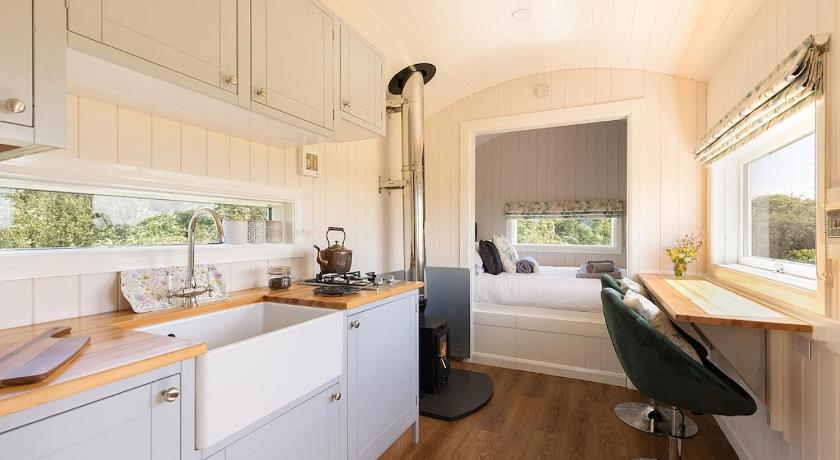 The Shepherd's Retreat Secluded and private Cosy Hut Outdoor Bath with Firepit