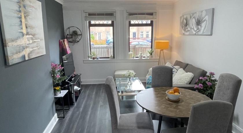 Bright & Cozy Home in Edinburgh,Murrayfield Stadium,airport and near to city center with free on str