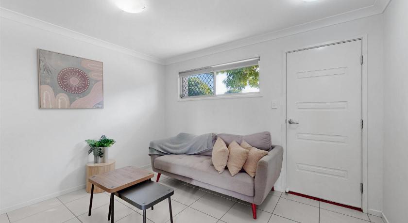 Modern Homely Townhouse with Pool Access & Free WIFI