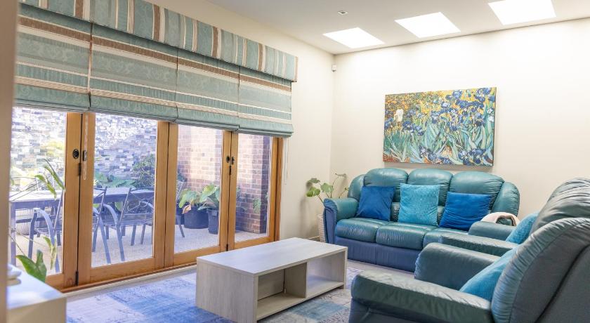 Stylish Retreat Steps from Geelong Waterfront, with Parking, Wi-Fi, AC