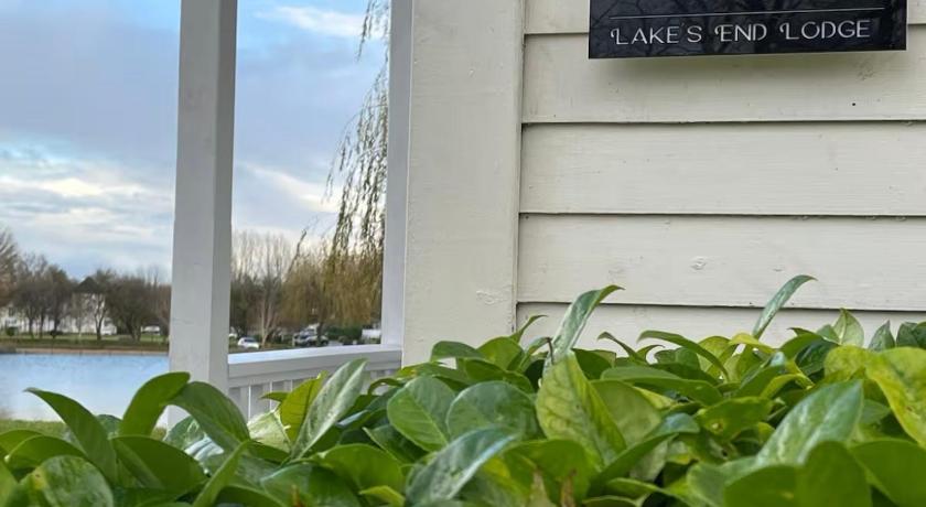 Lake's End Lodge