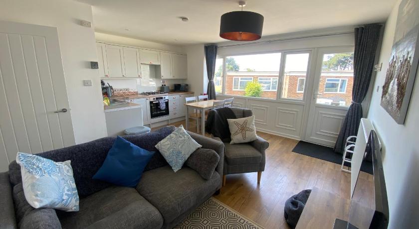 Beau - Brambles Chine, Colwell Bay - 5 star WiFi - Short walk to The Hut and beach - 1 night stays a