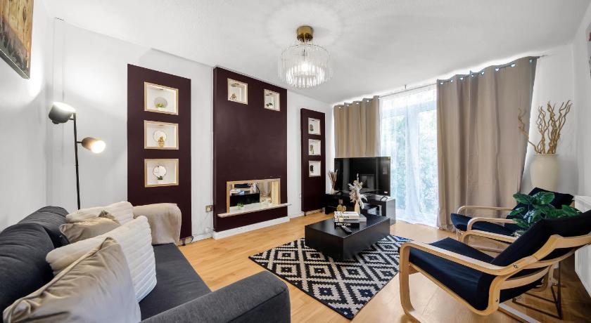 Beautiful 2 bedroom, two-storey house with garden, close to city centre