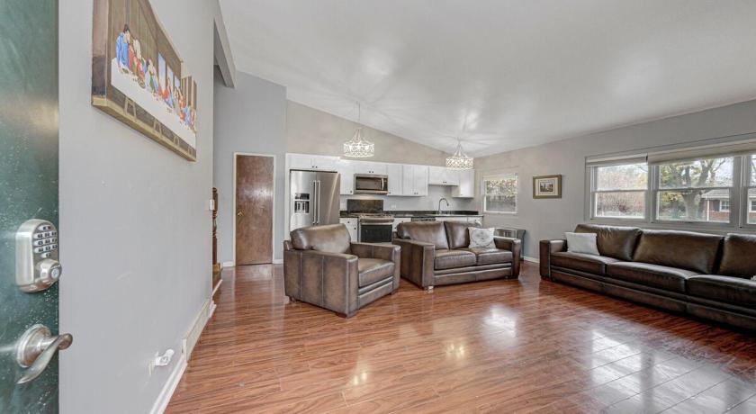 Pet Friendly Near Airport 25Mi to Downtown CHI