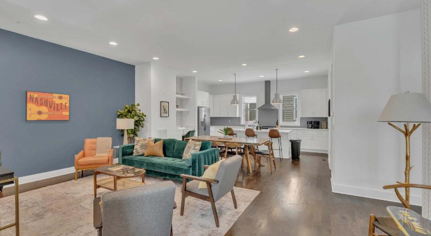 Huge Rooftop 5 Mins to dwtn Sleeps 12