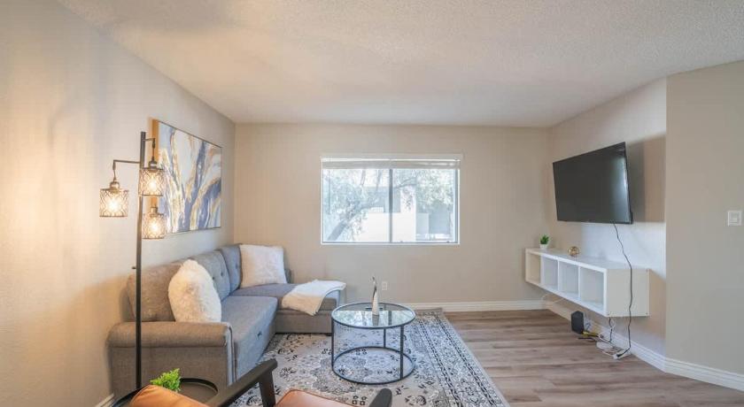 Modern 2BD - Parking, Gym, Pool - Sleeps 8 - 5 Min Casino