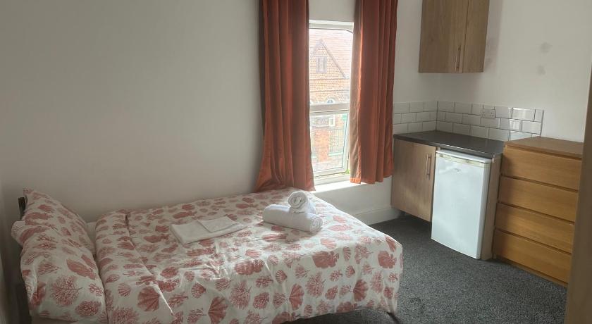Cosy 4 Bedroom Walsall House - Free WiFi & Parking