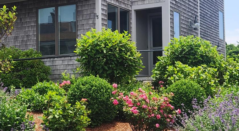 Spacious Oceanfront 3BR Condo with Private Beach in Ideal Hyannis Location