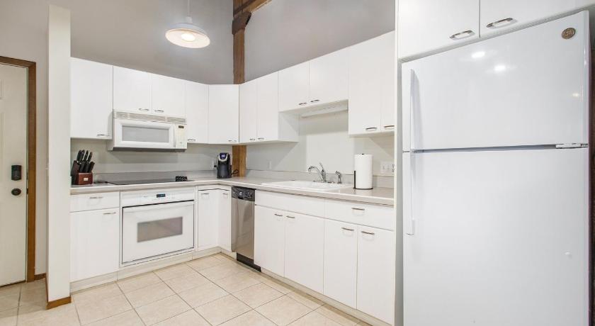 Downtown and Waterfront 2BDR Condo in Grand Haven 110