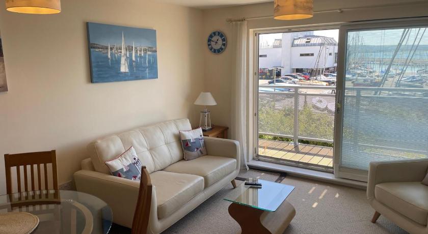 Poole Prime Waterfront 1BR flat with Sea Views, Free Parking