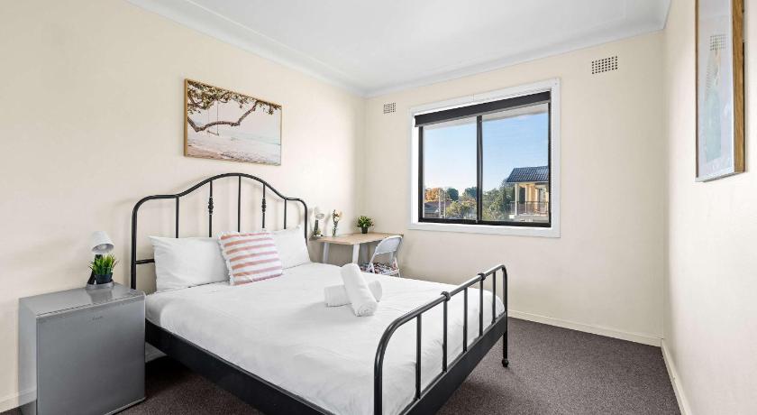 Queen Room in Auburn - Central Stay with Convenience - Shared Bathroom