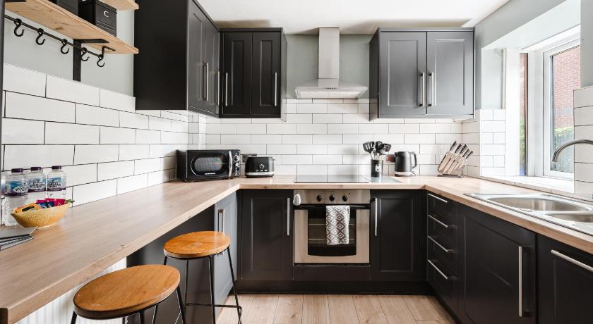 Modern 2 Bedroom House with Parking