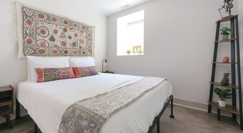 Chic Lower-Level Stay - Prime Walkable Locale