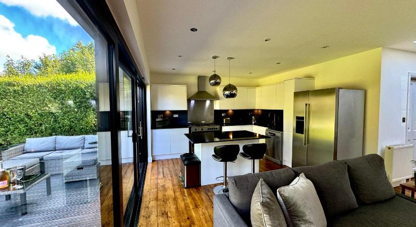 Zarza House 4 bedroom Home Sleeps 8 large Garden wifi and free Parking