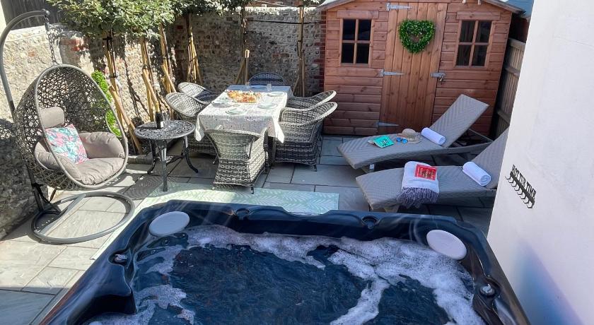 Luxury Georgian home, hot tub, sea view, private garden, sleeps 6