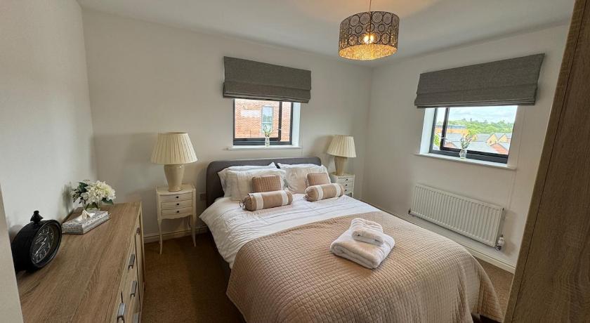 Uxbridge-Modern 2 bed Apt with Lift & Parking