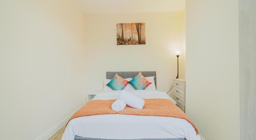 Entire 3 Bedroom House, Salford 20