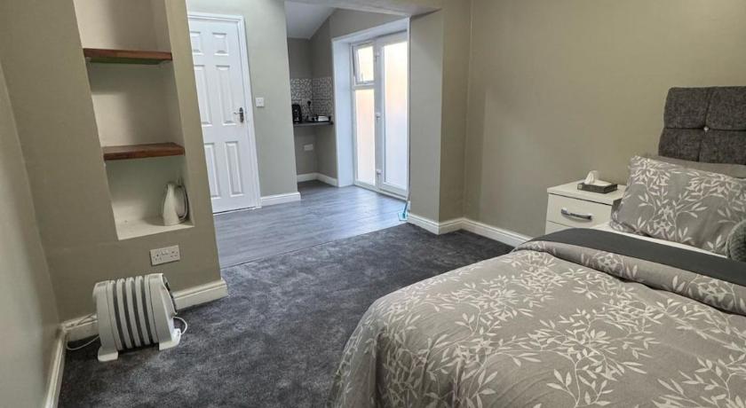 Private Studio Retreat with WiFi & HD TV & Workspace