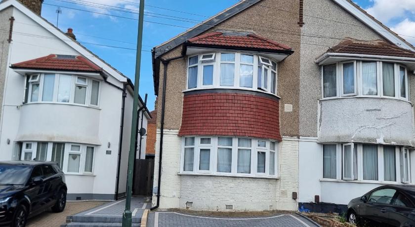 Entire 3 bedroom home with Parking in Welling, London, UK