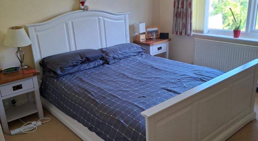 Large double room in pristine house close to Oxford