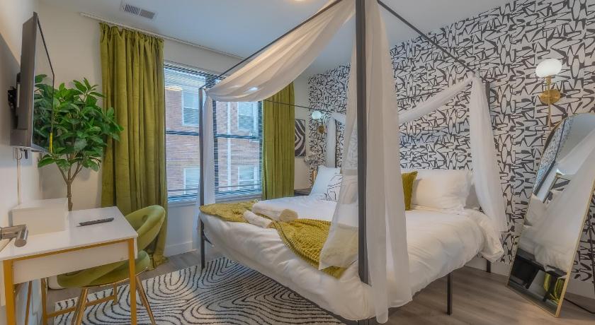 Opulence in Olive with Free Parking plus EV Plug, 2 BR 2 baths Suite, 5 beds and Sleeps 8
