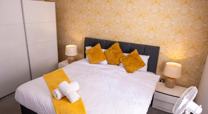 City Centre 2-BR Apt - Near NGH - Parking - NN1