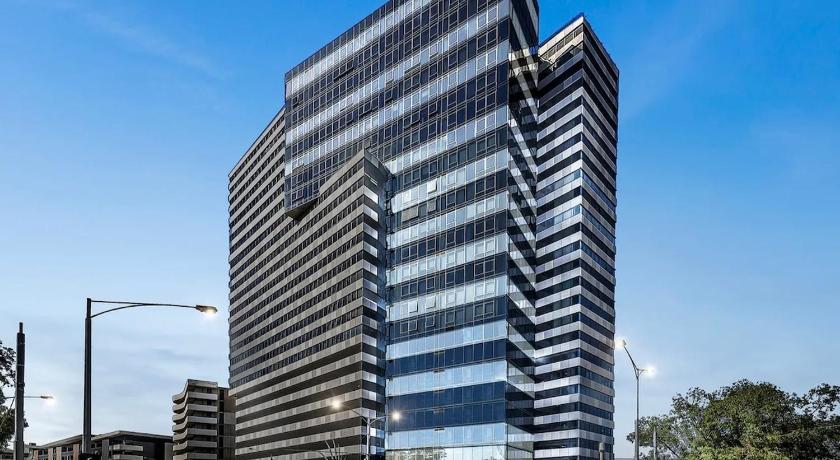 Top-Floor 2BR Apt, 270 deg Skyline, Free Parking