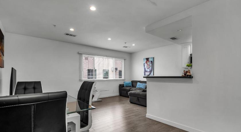 Modern Chic One Bedroom In Hollywood-Koreatown Area With Parking
