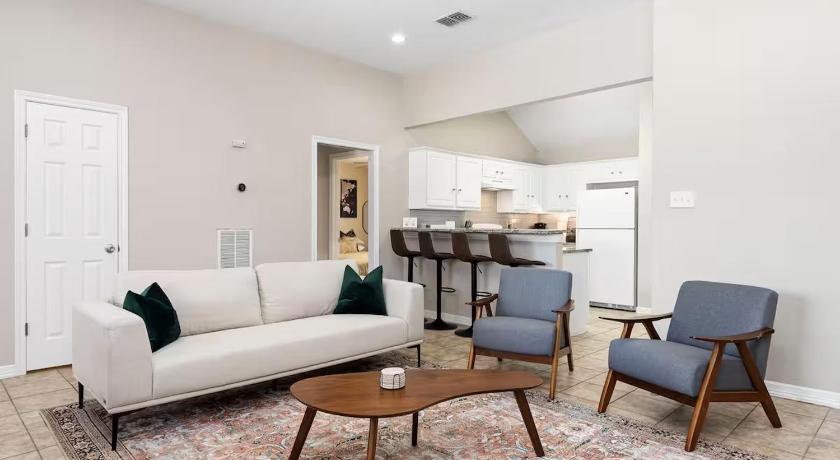 Near Texas A&M, Spacious Living Room, 4 Queen Beds