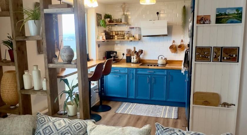 Ocean view flat with cozy vibes