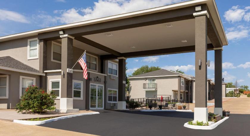 Days Inn by Wyndham Suites Fredericksburg
