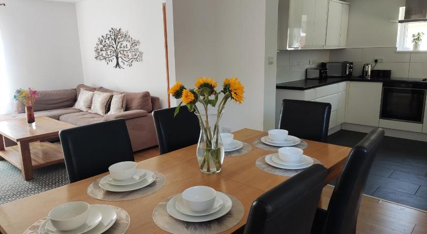 Holiday, CONTRACTOR STAY, garden, BBQ, parking, Tv, Wi-Fi, close to RB Hospital, JP Morgan, local at