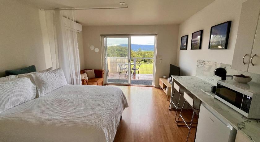 Cosy Studio with valley views