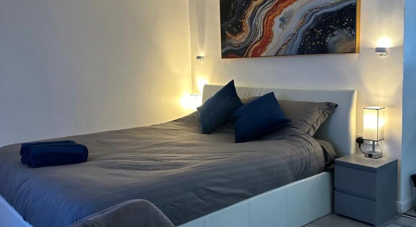 Watford Junction, King Size Bed