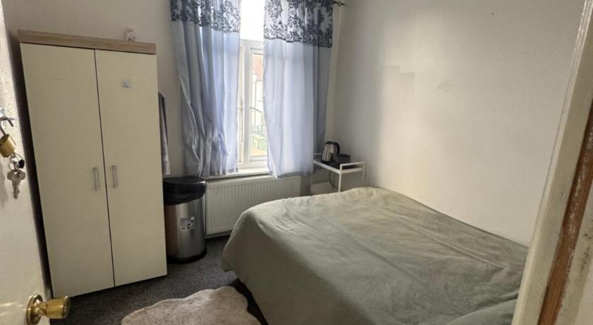 ROOM IN HARROW ON THE Hill
