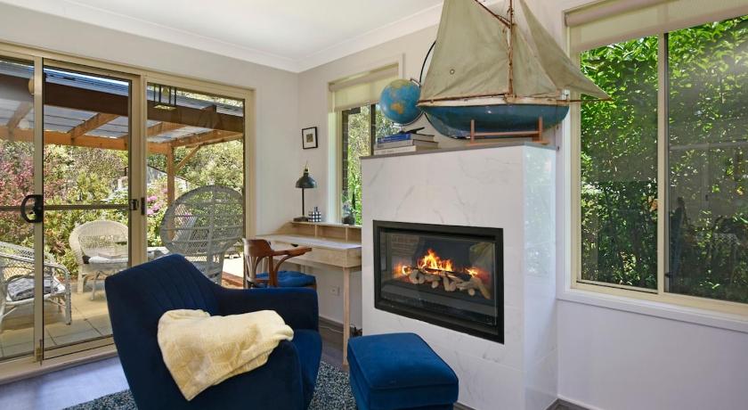 4BR 2BA Cozy Blackheath Cottage with Firepit & Pool Table