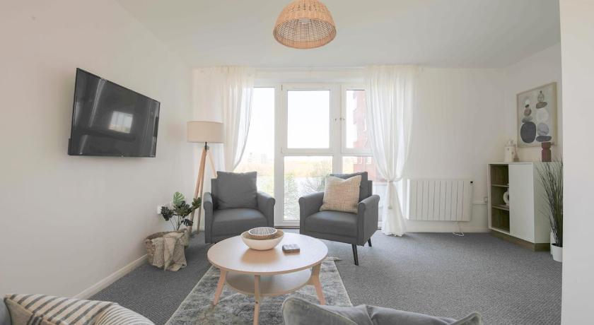 2 Bed Apt Overlooking Water