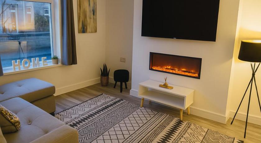 New Stylish Modern Home & Free Parking!