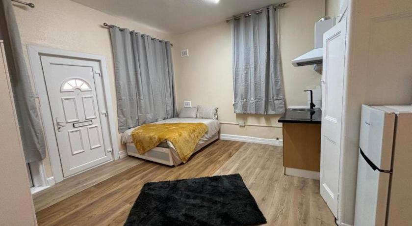 Studio flat central harrow