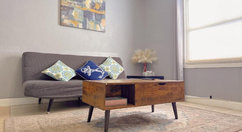 2 COZY BeDRooM WITH HUGE YARD