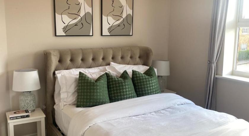 2 bed apartment Moulton Park