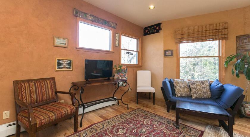 The Birdhouse Sweet suite! Downtown Roof top deck!